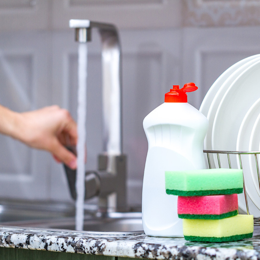 キッチンの頑固な水垢汚れの原因と掃除・落とし方5選！防止対策は？